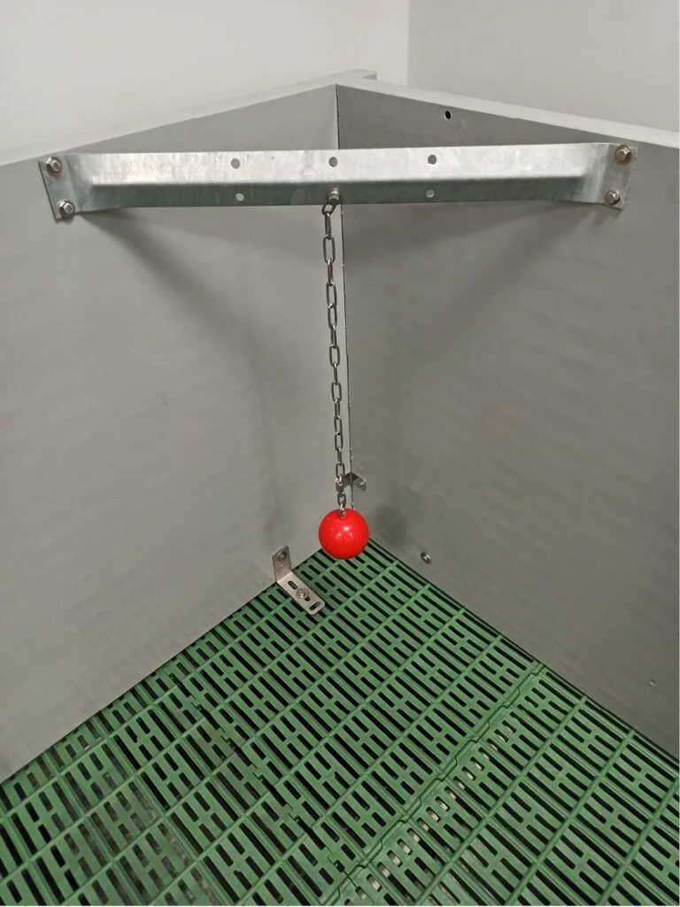 Photo d'un jouet à chaîne avec fixation angle et boule rouge
